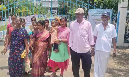 தவுட்டுப்பாளையம் நான்கு வழிச்சாலை பகுதியில் மாற்று வழி அமைத்து தரக்கோரி கலெக்டர் அலுவலகத்தில் மனு