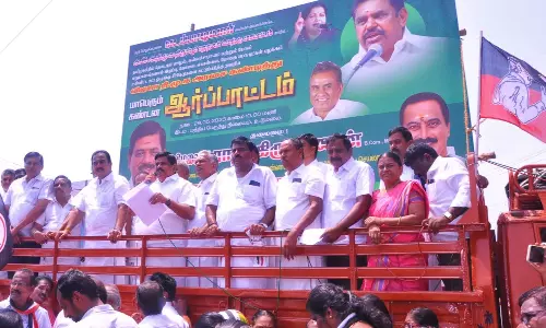 தமிழகத்தில் பொதுமக்களுக்கும், அதிகாரிகளுக்கும் பாதுகாப்பு இல்லை