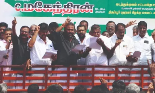 அ.தி.மு.க.வினர் ஆர்ப்பாட்டம்