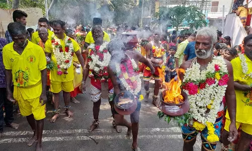 அக்னி சட்டி எடுத்து நேர்த்திக்கடன் செலுத்திய பக்தர்கள்
