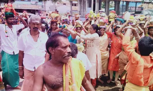 கும்பாபிஷேக விழாவையொட்டி தீர்த்தக்குடம், முளைப்பாரி ஊர்வலம்