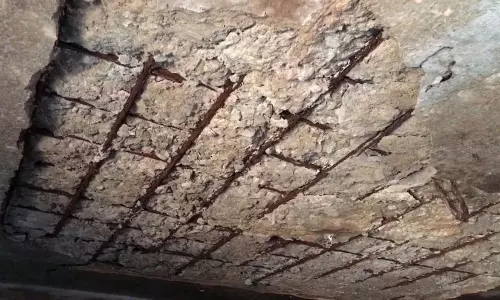 இடிந்து விழும் நிலையில் ஆதிதிராவிடர் காலனி வீடுகள்