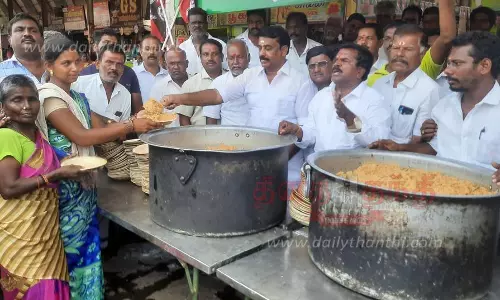 உலக பட்டினி தினத்தையொட்டி தர்மபுரியில் அ.தி.மு.க.வினர் அன்னதானம்