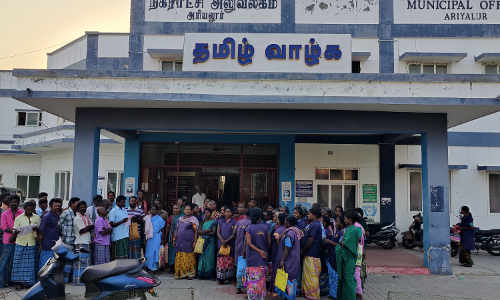 நகராட்சி அலுவலகத்தை துப்புரவு பணியாளர்கள்முற்றுகையிட்டு போராட்டம்