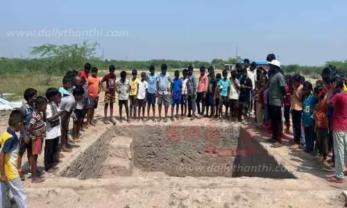 அகழாய்வு குழிகளை பார்வையிட்ட மாணவ-மாணவிகள் அகழாய்வு குழிகளை பார்வையிட்ட மாணவ-மாணவிகள்