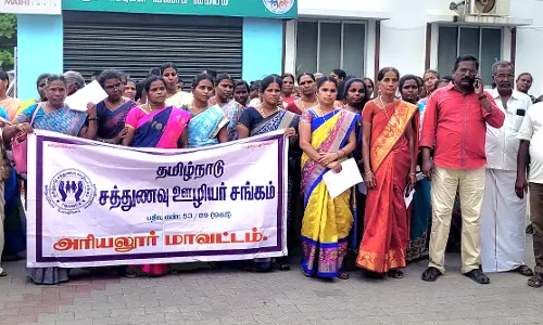 சத்துணவு ஊழியர்கள் ஆர்ப்பாட்டம் சத்துணவு ஊழியர்கள் ஆர்ப்பாட்டம்