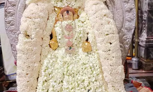 சமயபுரம் மாரியம்மனுக்கு மகா அபிஷேகம்