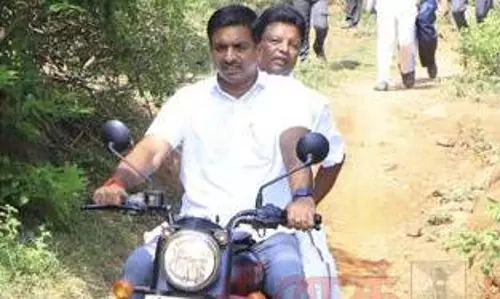 மலை கிராமங்களில் நடந்தும், மோட்டார் சைக்கிளிலும் சென்று கலெக்டர் ஆய்வு