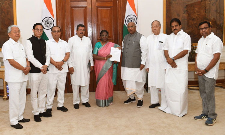 மணிப்பூர் வன்முறை: ஜனாதிபதி திரவுபதி முர்முவுடன், காங்.தலைவர் மல்லிகார்ஜூன கார்கே தலைமையிலான குழு சந்திப்பு..!