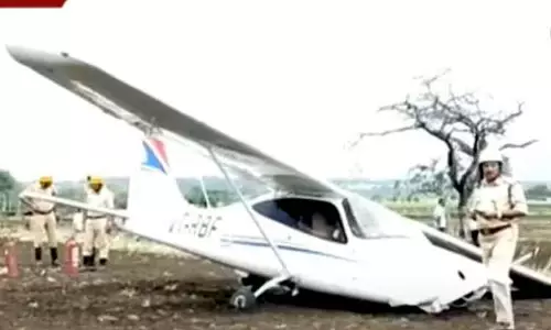 தொழில்நுட்ப கோளாறு:  திறந்தவெளி விவசாய நிலத்தில் தரையிறங்கிய பயிற்சி விமானம்