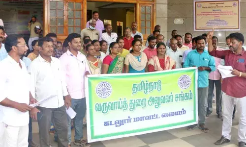 வருவாய்த்துறை அலுவலர் சங்கத்தினர் ஆர்ப்பாட்டம்