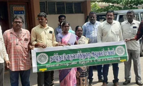 வருவாய்த்துறை அலுவலர் சங்கத்தினர் ஆர்ப்பாட்டம்