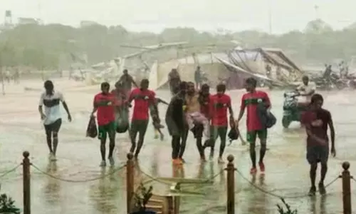 விளையாட்டு மைதானத்தில் கேலரி பறந்து விழுந்து 3 வீரர்கள் காயம்