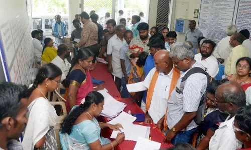 ஜமாபந்தியில் மனு கொடுக்க குவிந்த பொதுமக்கள் ஜமாபந்தியில் மனு கொடுக்க குவிந்த பொதுமக்கள்