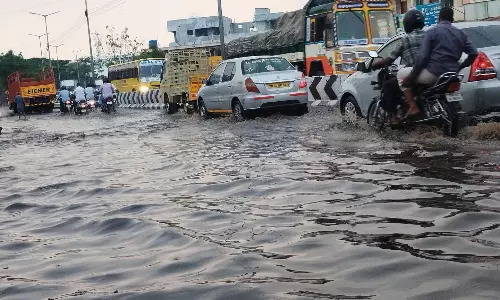 சாலையில் தேங்கிய சாக்கடை நீர்; போக்குவரத்து பாதிப்பு