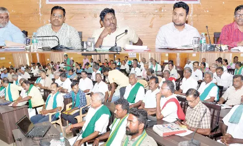 விவசாயிகள் அளிக்கும் மனுக்களுக்கு உடனடி தீர்வு காண வேண்டும்