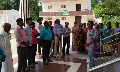 வருவாய்த்துறை அலுவலர் சங்கத்தினர் ஆர்ப்பாட்டம்