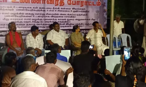 பனையேறும் தொழிலாளர்கள் உண்ணாவிரதம் 4-வது நாளாக நீடிப்பு