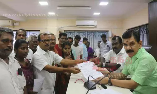 கல்லணை பெண்கள் மேல்நிலைப்பள்ளியில் அடிப்படை வசதிகள் செய்து தர வேண்டும்; மேயரிடம், மார்க்சிஸ்ட் கம்யூனிஸ்டு மனு