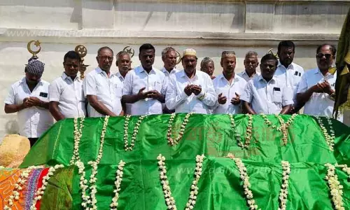 ஆற்றங்கரை பள்ளிவாசலில் அ.தி.மு.க.வினர்  சிறப்பு பிரார்த்தனை