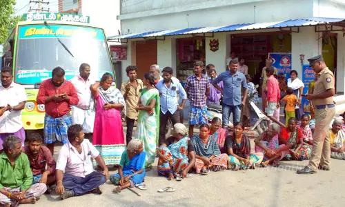 ஈரோட்டில் பரபரப்புபொதுமக்கள் திடீர் சாலை மறியல்சட்டவிரோத மது விற்பனையை தடுக்கக்கோரி நடந்தது ஈரோட்டில் பரபரப்புபொதுமக்கள் திடீர் சாலை மறியல்சட்டவிரோத மது விற்பனையை தடுக்கக்கோரி நடந்தது