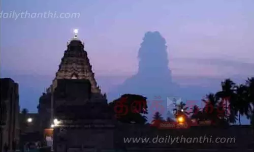 பிரகதீஸ்வரர் கோவில் போன்ற மேகம்