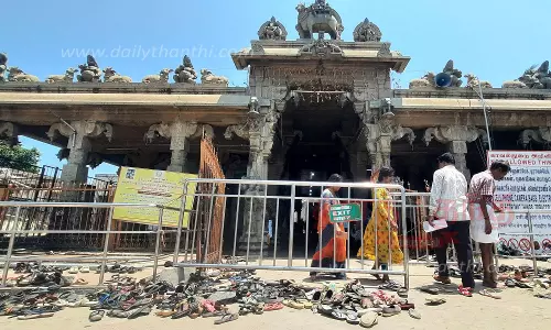 காலணி போட இடவசதி இல்லாததால் பக்தர்கள் அவதி காலணி போட இடவசதி இல்லாததால் பக்தர்கள் அவதி