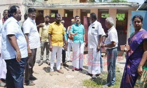 கல்லணை பள்ளிக்கூடத்தில் மேயர் சரவணன் ஆய்வு கல்லணை பள்ளிக்கூடத்தில் மேயர் சரவணன் ஆய்வு