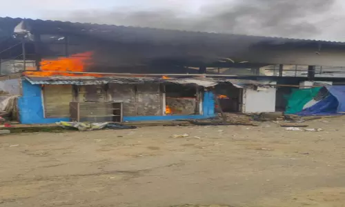 வால்பாறை அருகே வீட்டில் பற்றி எரிந்த தீ-ரூ.3 லட்சம், பொருட்கள் நாசம்