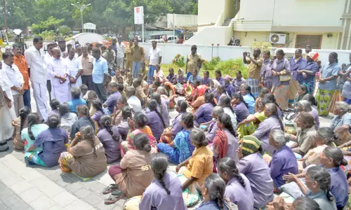 நகராட்சி அலுவலகத்தில் தூய்மை பணியாளர்கள் உள்ளிருப்பு போராட்டம்-பொள்ளாச்சி ஜெயராமன் எம்.எல்.ஏ. ஆதரவு