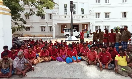 நகராட்சி அலுவலகத்தை முற்றுகையிட்டுதூய்மை பணியாளர்கள் போராட்டம்