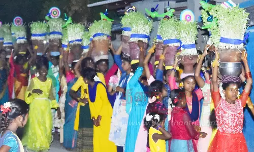 முளைப்பாரி எடுத்து பெண்கள் நேர்த்திக்கடன்