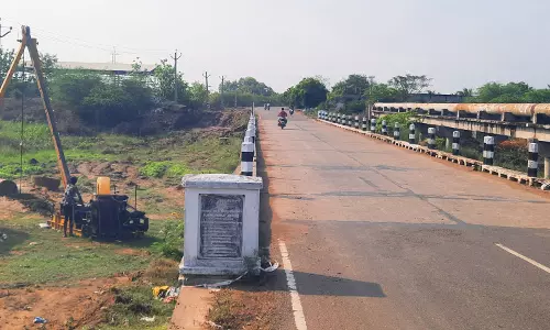 காவனூரில் உயர்மட்ட பாலம் அமைக்க மண் ஆய்வு பணி