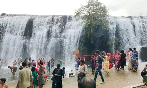 மலையோர பகுதியில் பலத்த மழை: திற்பரப்பு அருவியில் ஆர்ப்பரித்து கொட்டும் தண்ணீர்; சுற்றுலா பயணிகள் உற்சாக குளியல் மலையோர பகுதியில் பலத்த மழை: திற்பரப்பு அருவியில் ஆர்ப்பரித்து கொட்டும் தண்ணீர்; சுற்றுலா பயணிகள் உற்சாக குளியல்