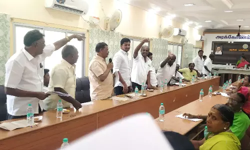 அரக்கோணம் நகராட்சி கூட்டத்தில் தி.மு.க.- அ.தி.மு.க. கவுன்சிலர்கள் வாக்குவாதம்