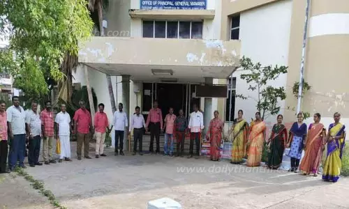 பி.எஸ்.என்.எல். ஊழியர்கள் மனித சங்கிலி