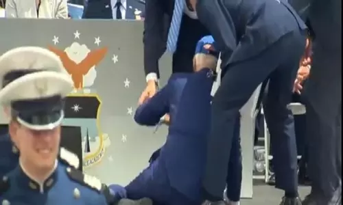 அகாடமி பட்டமளிப்பு விழாவில் தவறி விழுந்த அமெரிக்க அதிபர் ஜோ பைடன்