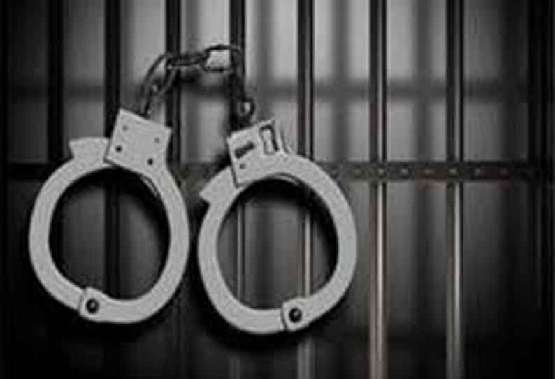 லாட்டரி சீட்டுகள் விற்ற 2 பேர் கைது