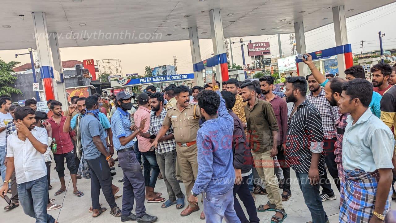 சூளகிரியில்தண்ணீர் கலந்த பெட்ரோல் விற்பனை?வாடிக்கையாளர்கள் முற்றுகையால் பரபரப்பு