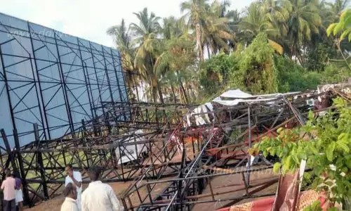 பேனர் சரிந்து 3 தொழிலாளிகள் உயிரிழந்த விவகாரம் - 2 பேர் கைது பேனர் சரிந்து 3 தொழிலாளிகள் உயிரிழந்த விவகாரம் - 2 பேர் கைது