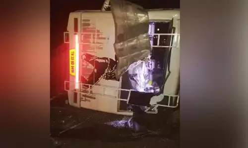 மதுரை: நடுரோட்டில் வேன் கவிழ்ந்து விபத்து - 10 பேர் காயம் மதுரை: நடுரோட்டில் வேன் கவிழ்ந்து விபத்து - 10 பேர் காயம்