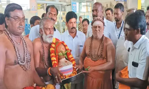 டெல்லியில் இருந்து சென்னை திரும்பிய திருவாவடுதுறை ஆதீனத்துக்கு பூரண கும்ப மரியாதையுடன் வரவேற்பு டெல்லியில் இருந்து சென்னை திரும்பிய திருவாவடுதுறை ஆதீனத்துக்கு பூரண கும்ப மரியாதையுடன் வரவேற்பு