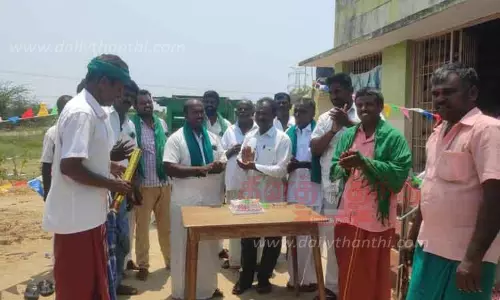 நேரடி கொள்முதல் நிலையத்துக்கு கேக் வெட்டி கொண்டாடிய விவசாயிகள்