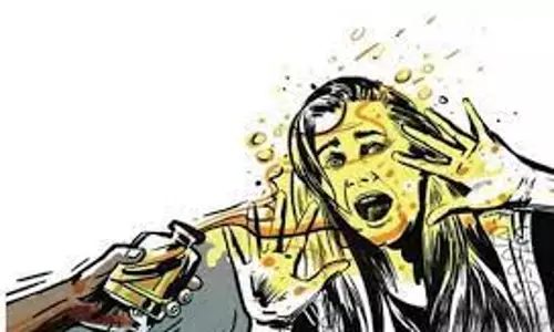 கோஷ்டி மோதலில் 3 பேர் மீது திராவகம் வீச்சு கோஷ்டி மோதலில் 3 பேர் மீது திராவகம் வீச்சு