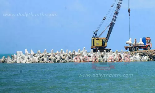மண்டபம் வடக்கு, தெற்கு கடல் பகுதியில் தூண்டில் வளைவு கட்டும் பணி மும்முரம் மண்டபம் வடக்கு, தெற்கு கடல் பகுதியில் தூண்டில் வளைவு கட்டும் பணி மும்முரம்