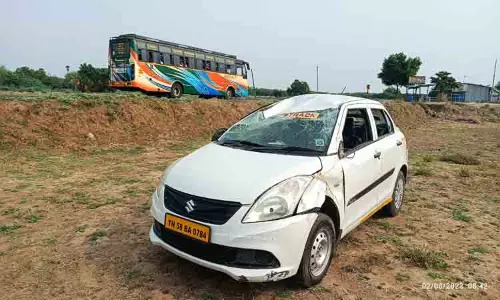 வயலில் கவிழ்ந்த கார்