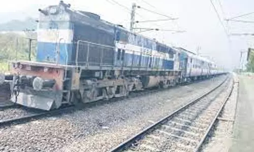 எக்ஸ்பிரஸ் ரெயில்கள் நடுவழியில் நிறுத்தம்