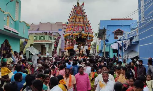 தொழுதூரில் செல்லியம்மன் கோவில் தேரோட்டம் தொழுதூரில் செல்லியம்மன் கோவில் தேரோட்டம்