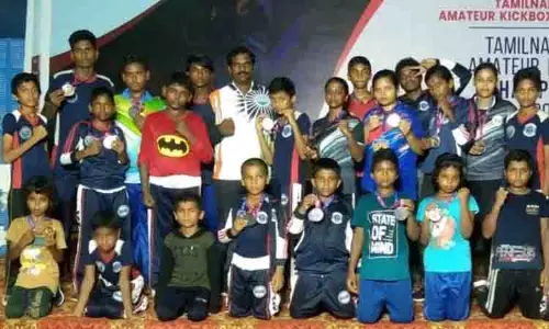 குத்து சண்டை போட்டியில் கரூா் மாணவா்கள் பதக்கங்கள் வென்று சாதனை