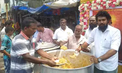 வைகாசி விசாகத்தையொட்டி பக்தர்களுக்கு அன்னதானம்